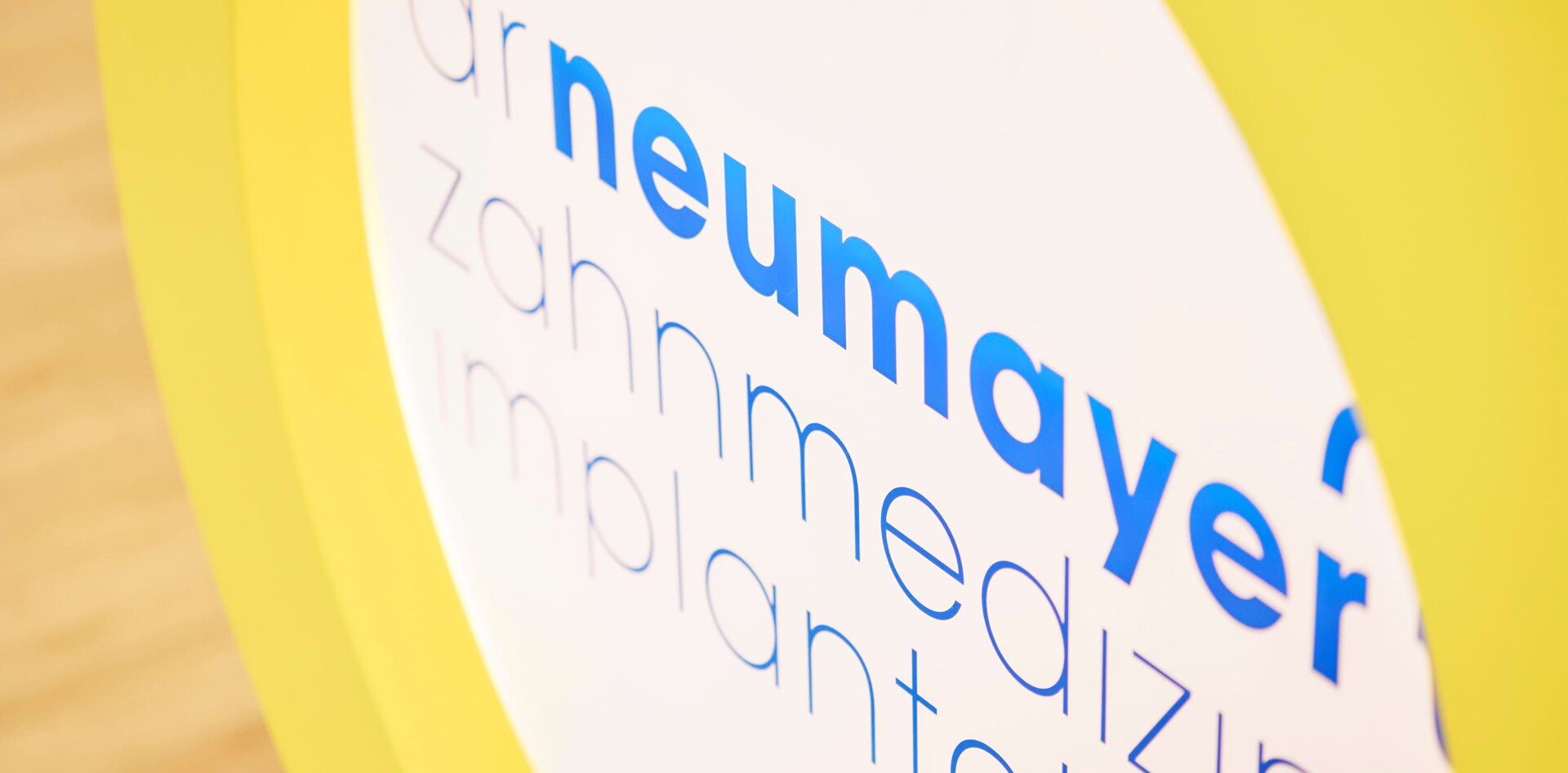 Empfangstheke: Logo Dr. Neumayer
